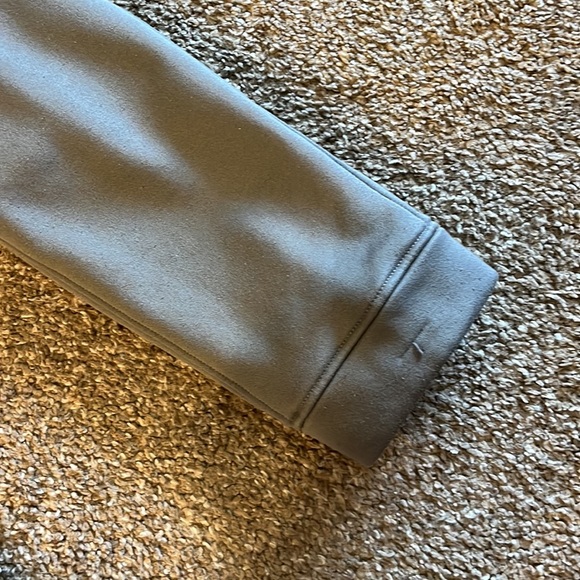 Excellent preowned condition. Made by Oakley in a size large. - Picture 4 of 8